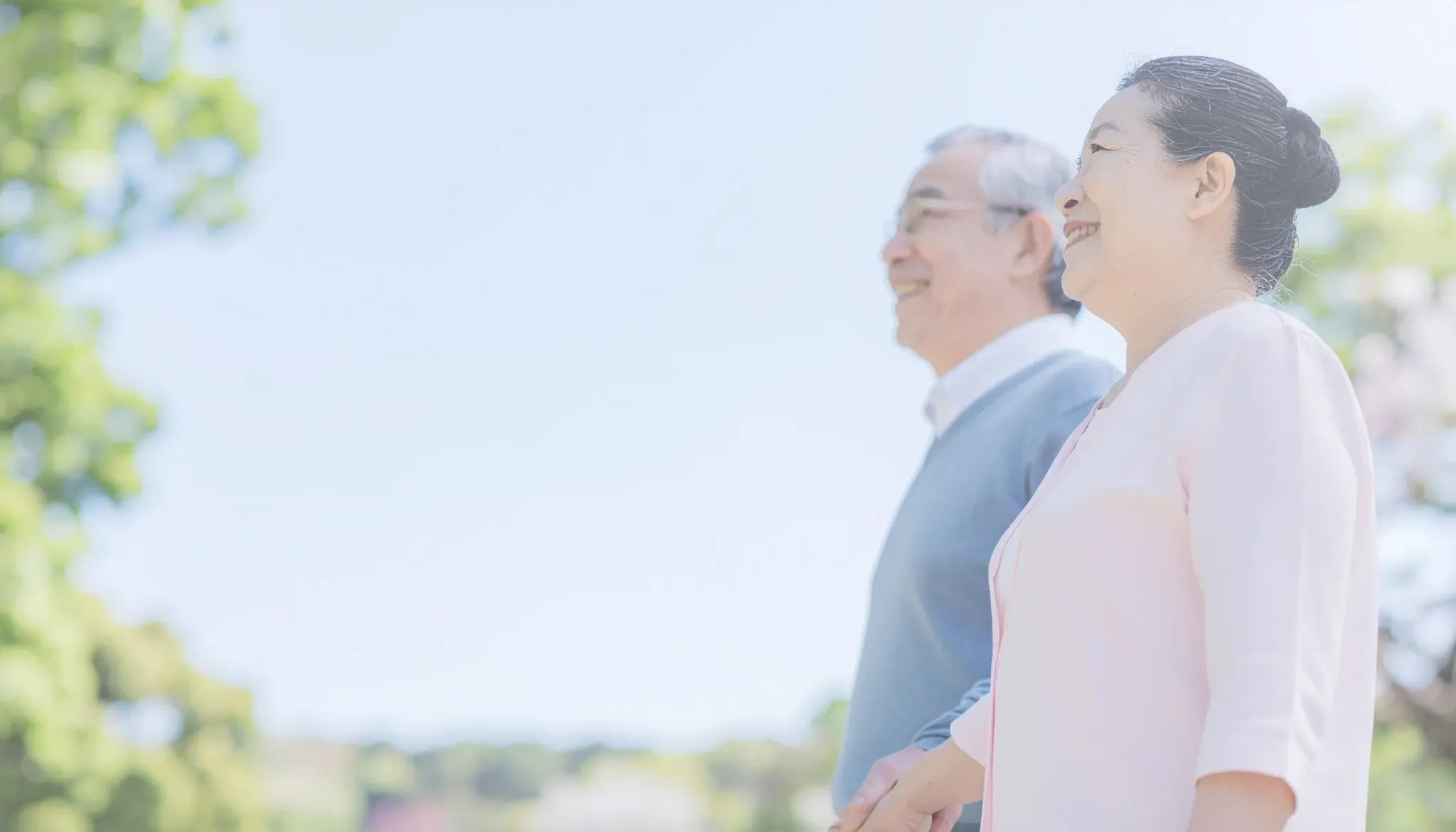 屋外で明るく過ごす高齢の夫婦