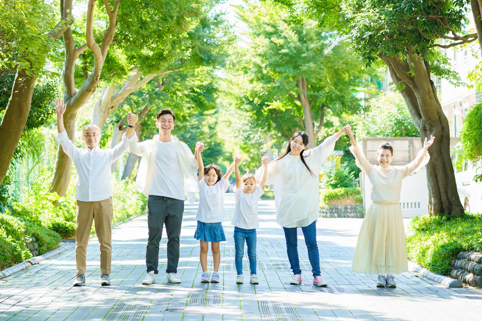 公園で元気に過ごす家族